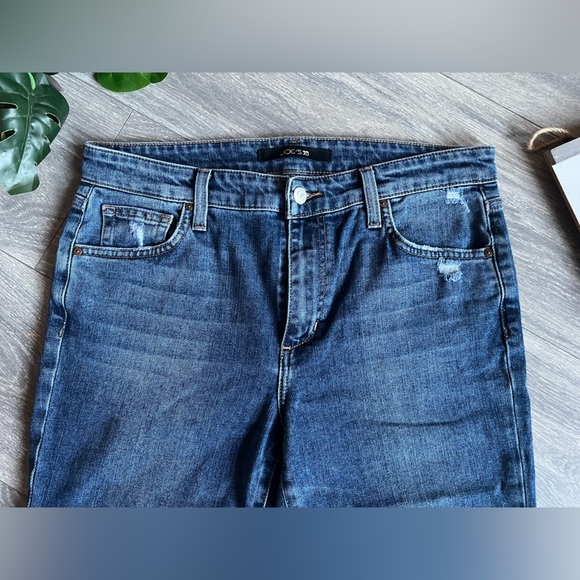 Joe's Jeans Distressed Boyfriend Slim Ankle Cigarette in Brushy Wash. Size 28 - Picture 3 of 11